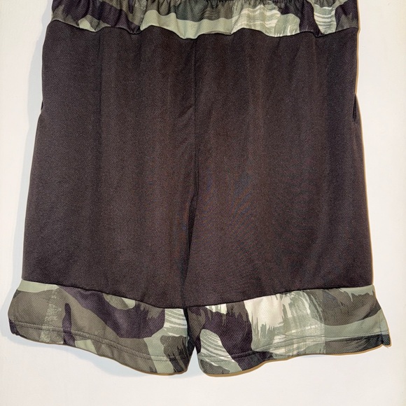Nike Dri Fit Charcoal and Camouflage Trim Shorts Large - Picture 3 of 5